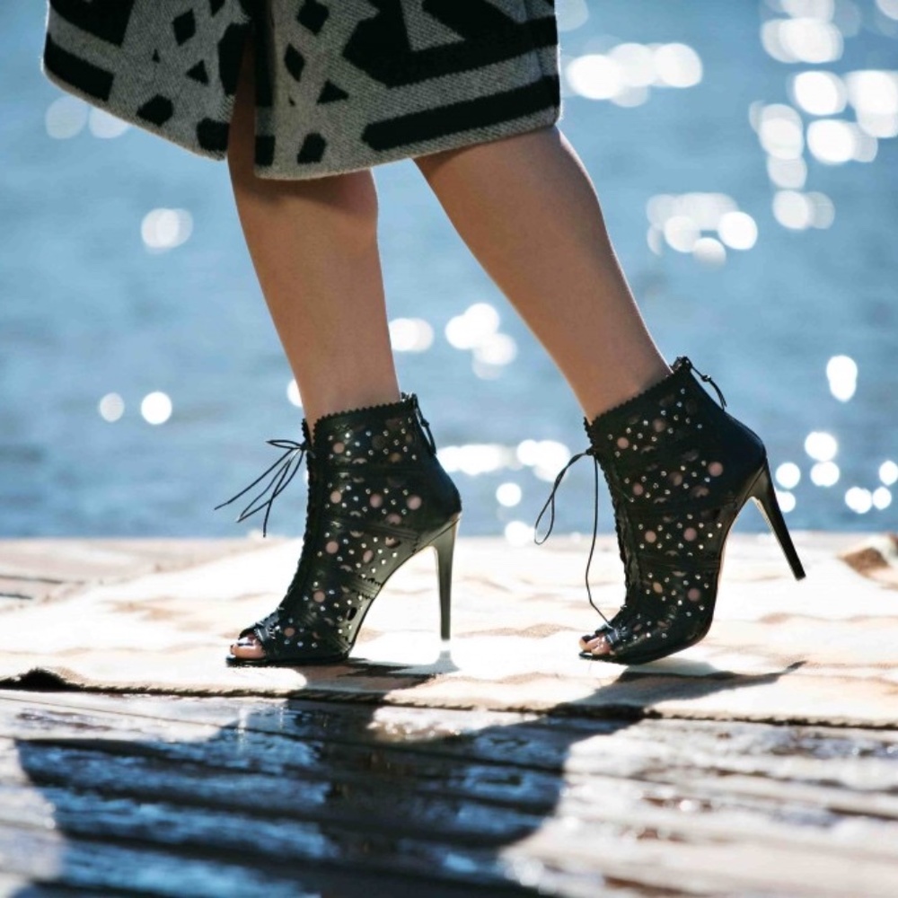 Stuart Weitzman CAGEY Scalloped Calfskin Bootie 9